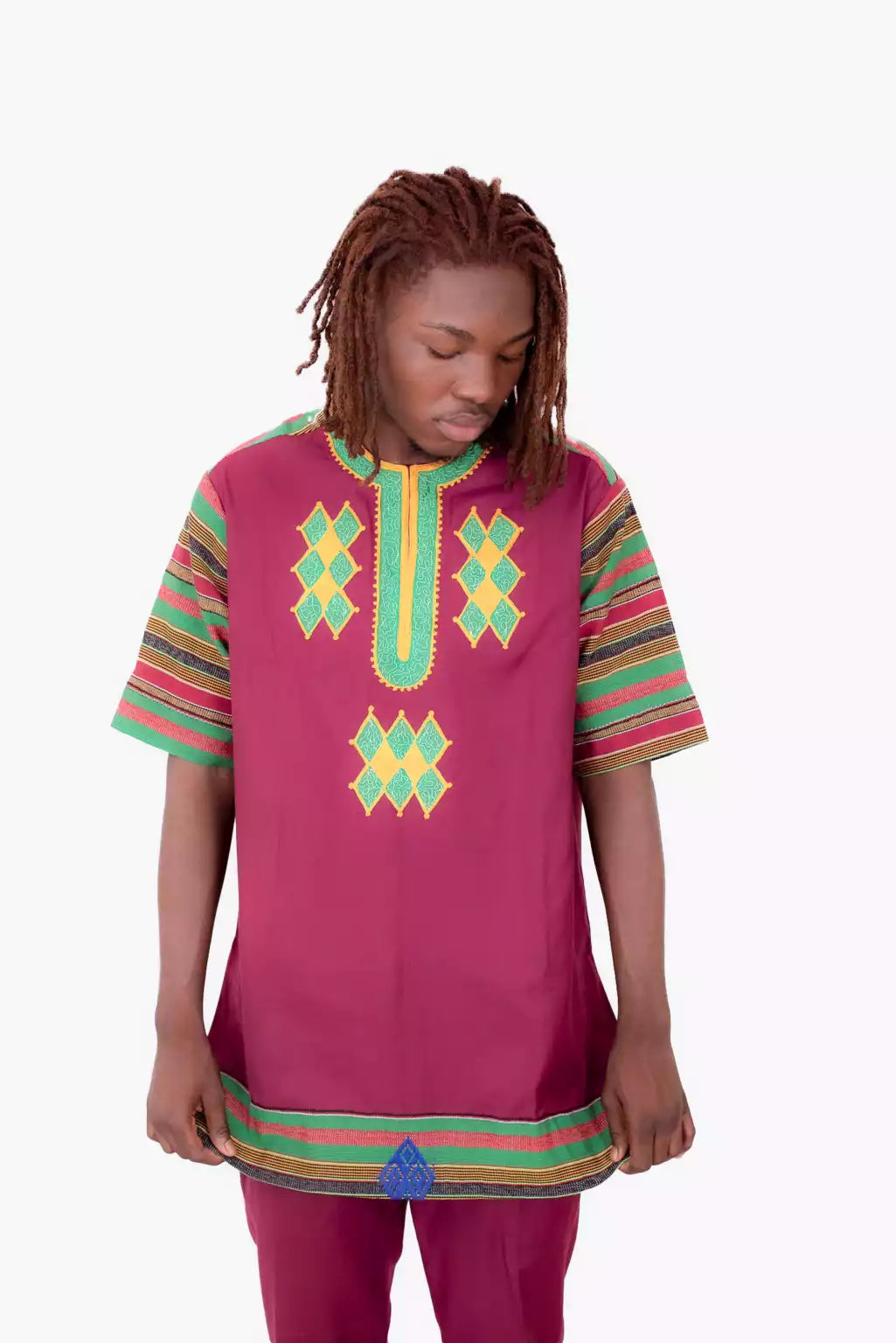 homme portant ensemble en pagne traditionnel du ghana kente ou kita