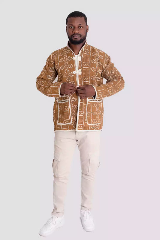 Homme portant veste camel en Bogolan du Mali